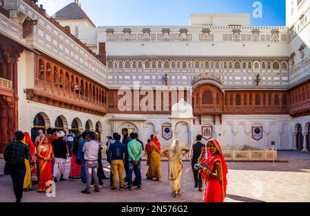 Visitantes indios en la sala de audiencias públicas Karan Mahal, Junagarh Fort, Bikaner, Bikaner, Rajasthan, India Foto de stock