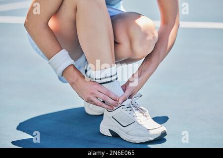 Mujer, jugador de tenis y piernas estiradas en la cancha de tenis