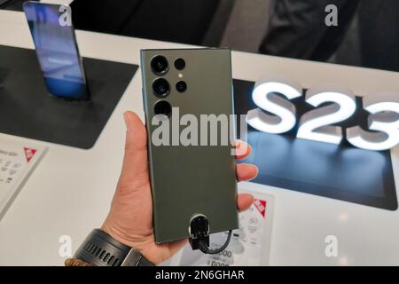 SHANGHAI, CHINA - 10 DE FEBRERO de 2023 - Un cliente prueba el nuevo teléfono insignia de la serie Galaxy S23 en la tienda insignia de Samsung en Shanghai Foto de stock