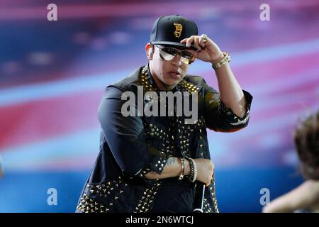 Puerto Rican reggaeton singer Daddy Yankee poses backstage at Premio Lo  Nuestro Latin music awards Thursday, Feb. 22, 2007 in Miami. (AP Photo/Luis  M. Alvarez Stock Photo - Alamy