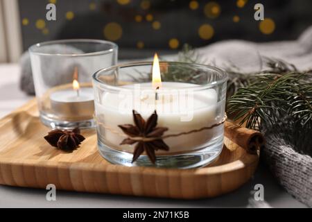 Velas aromáticas decoradas en soportes de vidrio en bandeja de madera  Fotografía de stock - Alamy