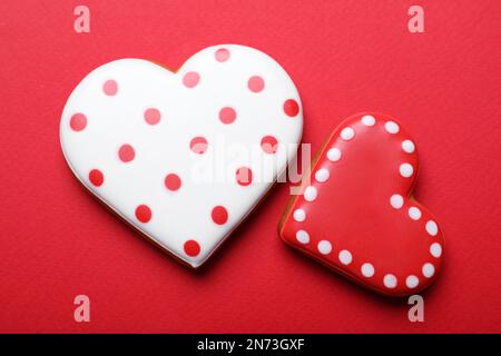 Galletas decoradas en forma de corazón sobre fondo rosa, plana lay. Regalo  de San Valentín Fotografía de stock - Alamy