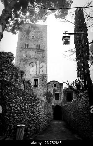 Un callejón vacío y la torre de Villa Rufolo durante la niebla, Ravello en Italia Foto de stock