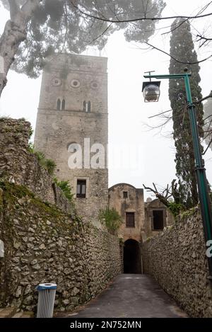 Un callejón vacío y la torre de Villa Rufolo durante la niebla, Ravello en Italia Foto de stock