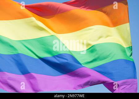 Francia, Niza, la bandera del orgullo gay arco iris. Foto de stock
