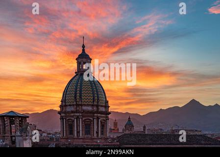 El sol se pone detrás de la cúpula de la iglesia de San José de los Teatinos, Palermo Foto de stock