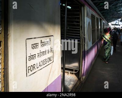 Señal en el vagón de pasajeros de un tren que dice 'Solo para damas'; Mumbai, Maharashtra, India Foto de stock