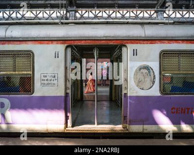 Señal en el vagón de pasajeros de un tren que dice 'Solo para damas'; Mumbai, Maharashtra, India Foto de stock