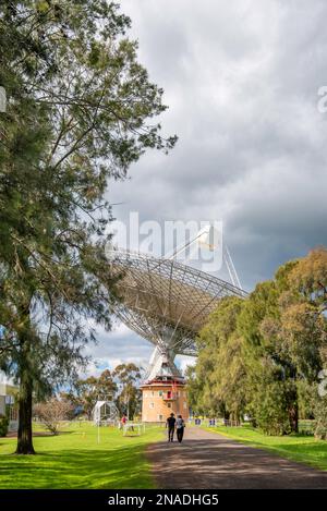 El Radio Telescopio Parkes (Observatorio) fue inaugurado en 1961, participó en el programa de aterrizaje lunar de la NASA y aún hoy en día para ofrecer ciencia vital Foto de stock