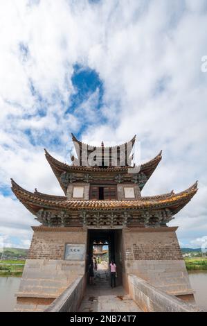 El histórico Puente del Dragón Gemelo, con pabellones elaborados y 17 arcos, es un popular destino turístico cerca de Jianshui, en la provincia china de Yunnan Foto de stock