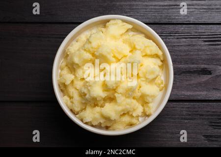 Tazón de mantequilla Ghee en la mesa de madera, vista superior Foto de stock