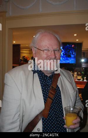 El actor inglés Colin Baker, actor que interpretó a Paul Merroney en la serie dramática de la BBC The Brothers, y la sexta encarnación de El Doctor en Doctor Who. Foto de stock