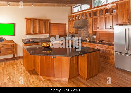 Cocina sencilla interior con armarios de pared raído en casa vieja  Fotografía de stock - Alamy