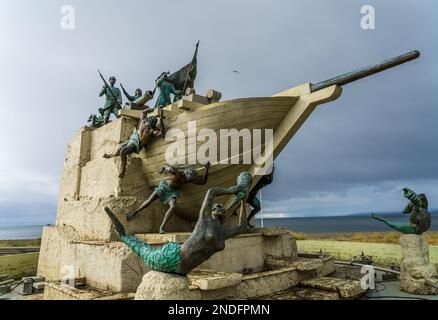 Punta Arenas, Chile - 27 de enero de 2023: Monumento a Magallanes y su barco con sirenas en frente de agua Foto de stock