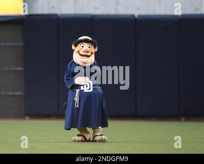 The San Diego Padres mascot, the Swinging Friar, prior to the game  Fotografía de noticias - Getty Images