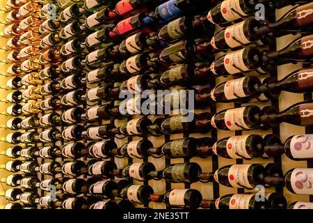 Varias botellas de vino en exhibición en un restaurante francés