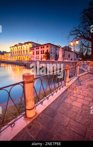 Treviso, Italia. Imagen del paisaje urbano de Treviso, Italia con la Universidad de Padua en la puesta de sol de primavera. Foto de stock