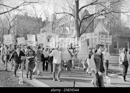 R.O.T.C. y manifestantes antibélicos, Universidad de Princeton, Princeton, Nueva Jersey, EE.UU., John T. Bledsoe, EE.UU Colección de fotografías de la revista News & World Report, 25 de abril de 1969 Foto de stock