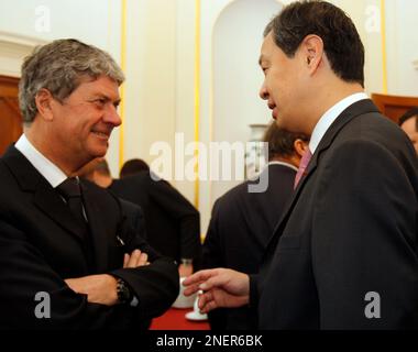 Yves Carcelle (L), Chairman and CEO of Louis Vuitton, Chinese actress Gong  Li (C) and an unnamed guest cut the ribbon during the opening ceremony of a  Stock Photo - Alamy