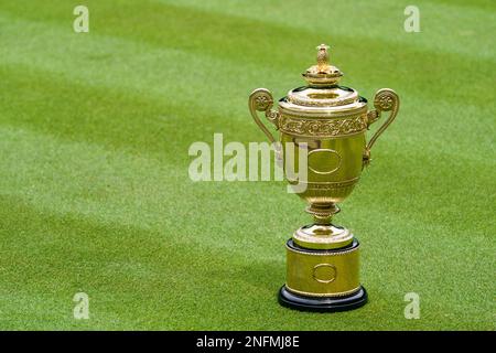 Trofeo de caballeros individuales en la pista central de los Campeonatos de Wimbledon 2022 Foto de stock