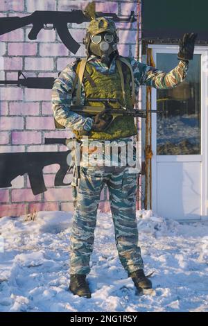 Maniquí en uniforme de camuflaje militar y máscara de gas primer plano. Foto de stock