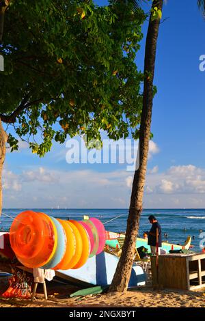 Tubos y tablas de surf están en alquiler en Waikiki Beach para los turistas en sus vacaciones de verano Foto de stock
