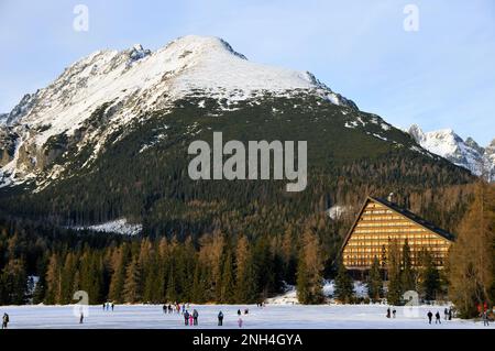 Štrbské pleso, Csorba-tó, Tschirmer See, Montañas de los Altos Tatra, Vysoké Tatry, Eslovaquia, Eslovaquia, Eslovaquia, Europa Foto de stock