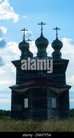 Ritualista viejo, churche viejo, ciudad provincial de Arkhangelsk regiones casi polares. Arquitectura de madera. Rusia Foto de stock