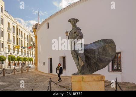 Estatua de bronce del torero Cayetano Ordoñez, frente a la plaza de toros. Ronda, Málaga, Andalucía, España. Foto de stock