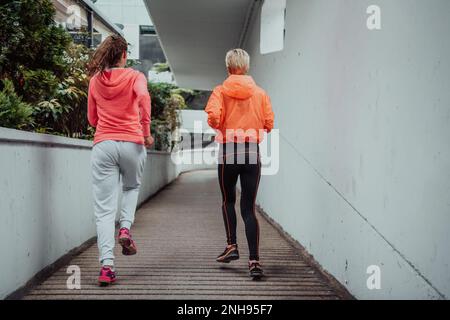 Mujeres Con Ropa Deportiva Corriendo En Un Entorno Urbano Moderno