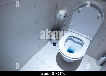 Papelera en el cuarto de baño - simple y pequeño Fotografía de stock - Alamy