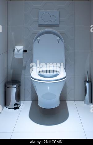 Papelera en el cuarto de baño - simple y pequeño Fotografía de stock - Alamy