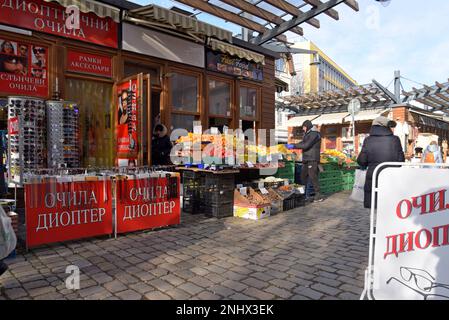 Gente que navega por puestos de mercado en el Zhenski Pazar, o Bazar de las señoras, Sofía, Bulgaria Foto de stock