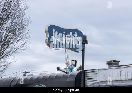 Helen's The Heights Swinging Girl, un emblemático letrero de neón histórico en Burnaby Heights por Reeve Lehman, visto en un día nublado. original se dio a conocer en 1957 Foto de stock