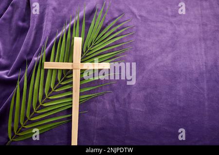 Los religiosos de pascua cuaresma púrpura con fondo borroso mágico cruces en la montaña Golgota resurrección Fotografía de stock - Alamy Los religiosos de pascua cuaresma púrpura con fondo borroso mágico cruces en la montaña Golgota resurrección Fotografía de stock - Alamy