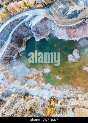 Pozo abierto de cantera de piedra lleno de vistas aéreas de agua de algas verdes Foto de stock