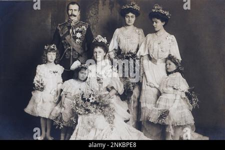 1904 , 10 de febrero, Castillo de Windsor, Inglaterra: Boda del príncipe ALEJANDRO de TECK (1874 - 1957) Conde de Athlone, gobernador de Sudáfrica y Canadá (hermano de la reina María de Inglaterra casado con el rey Jorge V) y la princesa ALICIA de ALBANY ( 1883 - 1981 ) Hija del príncipe Leopoldo de Albany, hijo de la reina Victoria de Inglaterra . Las princesas Dama de honor (de izquierda a izquierda): MARÍA de GALES (1865 - 1936) hija del rey Jorge V después de casarse con Enrique Lascelles de Harewood , HELENA de WALDECK PYRMONT ( Helene , 1861 - 1922 ) después de casarse con Leopoldo duque de Albany hijo de la reina Vic