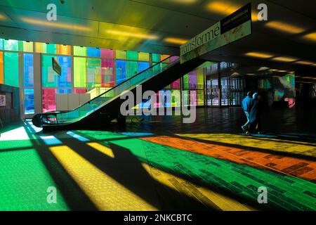 Reflejos coloridos en el vestíbulo del Palais des congres de Montreal Foto de stock