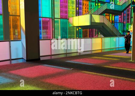 Reflejos coloridos en el vestíbulo del Palais des congres de Montreal Foto de stock