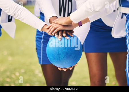 Deportes, netball y equipo en una acurrucada con una pelota para la planificación de la estrategia del juego, la motivación o el orgullo. Fitness, diversidad y atletas femeninas con un stack Foto de stock