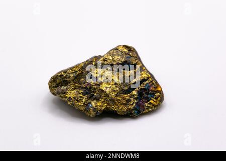 Mineral de calcopirita sobre fondo blanco, colección mineral Foto de stock