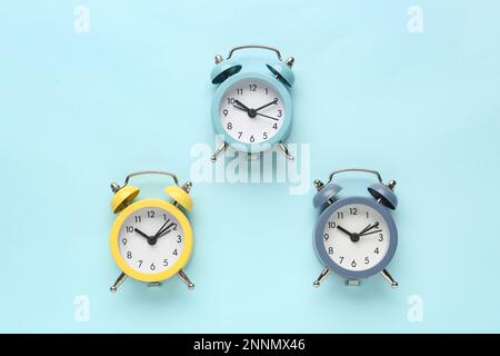 5 Minutos Ou 5 Segundos Ou 1 Hora - Cronômetro De Design Plano No Fundo  Azul Foto Royalty Free, Gravuras, Imagens e Banco de fotografias. Image  117300335