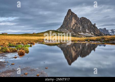 Lago de montaña con panorama de montaña en la luz de la mañana, reflexión, Ra Gusala, Passo Giau, Dolomitas, Cortina dAmpezzo, Italia Foto de stock