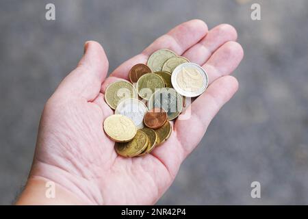 Puñado de pequeño bolsillo flojo cambiar Euro céntimos en la palma de la mano, el dinero finanzas concepto de moneda Foto de stock