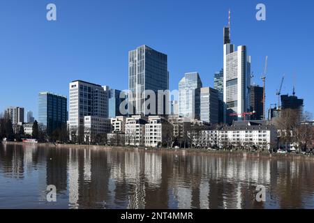 Soleado horizonte de rascacielos de Frankfurter reflejándose en el río Main, de Alemania Foto de stock