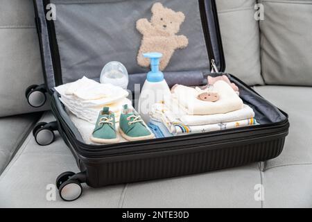 vacío bolso cerca un pila de planchado bebé ropa, orgánico productos  cosméticos en planchado junta, preparado para maternidad hospital 24697113  Foto de stock en Vecteezy