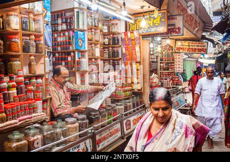 Tienda de especias, el bazar principal,Centro Histórico, cerca de Dashashwamedh Ghat Road , Varanasi, Uttar Pradesh Foto de stock