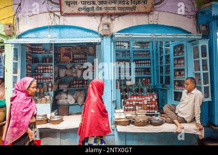 Tienda de especias, el bazar principal,Centro Histórico, cerca de Dashashwamedh Ghat Road , Varanasi, Uttar Pradesh Foto de stock