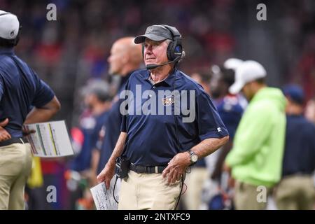 SAN ANTONIO, TX - FEBRUARY 17: San Antonio Commanders linebacker Nick  Temple (55) gets ready for a play during the AAF game between the Orlando  Apollos and the San Antonio Commanders on