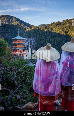 Peregrinos en el período Heian, trajes y Nachisan Seiganto-ji (Three-Storied Pagoda), cerca de Kumano Nachi Taisha Grand Shire, Kumano Kodo, Nakahechi Foto de stock